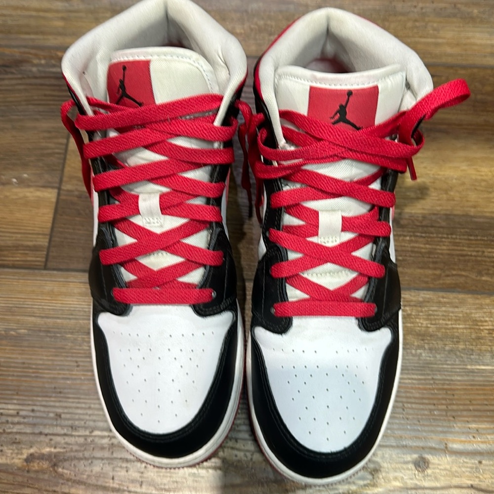 Jordan 1 Mid Very Berry Color way